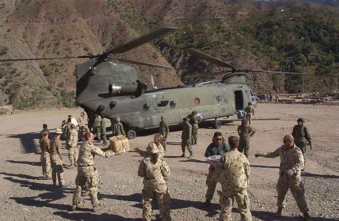 17 November 2005: 86-01644, an American CH-47D Chinook helicopter, delivers supplies for the Australian Defence Force medical detachment in the earthquake-devasted town of Dhanni as part of Operation Pakistan Assist.