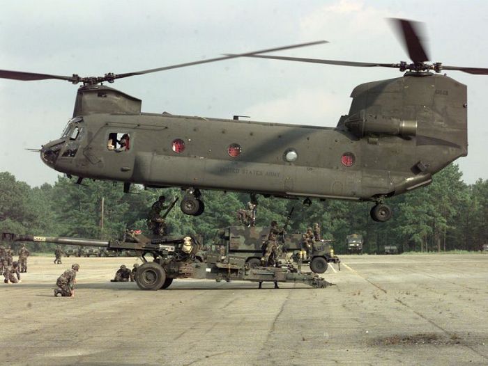 Boeing CH-47D Chinook 86-01648 preparing to move a howitzer.