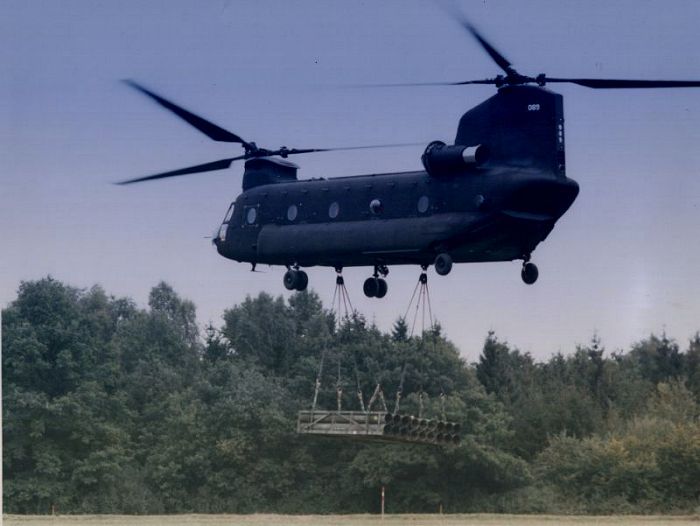 Boeing Chinook 87-00089 moves external cargo.