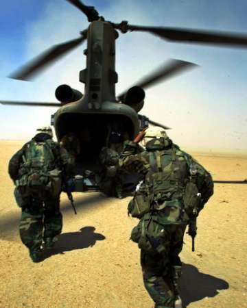 An RAF HC Mark II Chinook helicopter picks up Marines of the 15th Expeditionary Unit (MEU), Fox Company - "Raiders", at an undisclosed location in the Iraqi desert on 28 March 2003.
