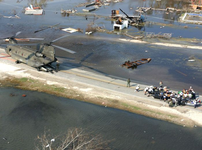 16 September 2005: Soldiers from Company B, 5th Battalion, 159th Aviation Regiment, help FEMA search-team members carry their boats into a CH-47D Chinook helicopter after looking for survivors who wish to be rescued from the flood-ravaged town of Empire, Louisianna.